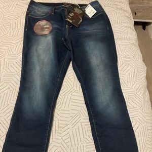 New with tags women’s Royalty size 14 jeans.